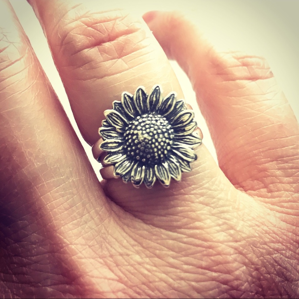 🌻RELISTED IN MY CLOSET🌻Sterling Sunflower Ring